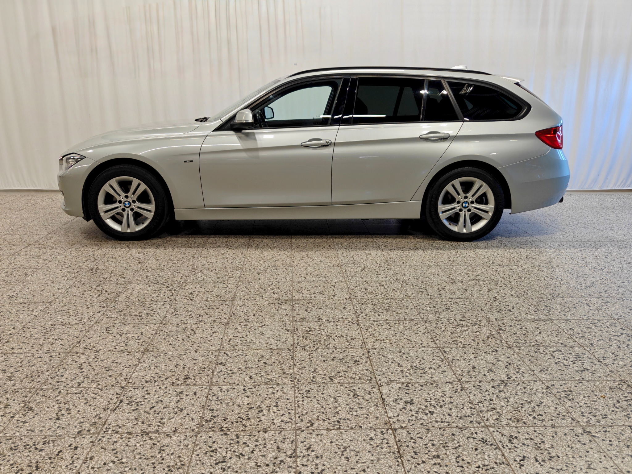 BMW 318 2015, bild 2/49
