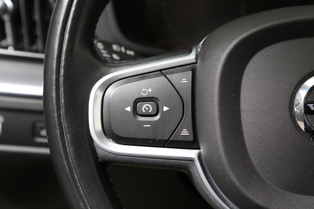 Volvo XC60 B5 Bensin 250hk Momentum Adv SE AWD Kamera Navi Leasbar 2021