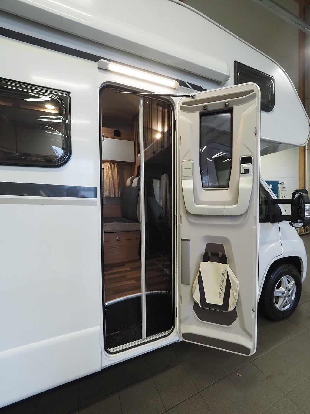 Weinsberg CaraHome 600 DKG AUT I 3500kg I Solcell I 6st Bältade Platser