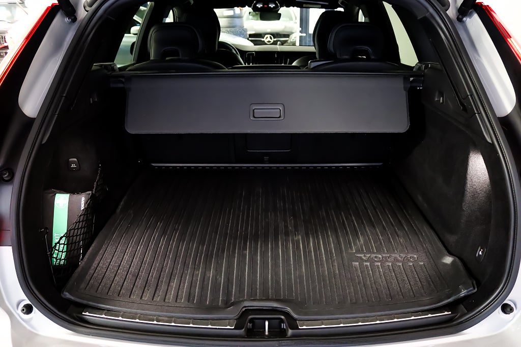 Volvo XC60 Recharge T8 AWD R-Design H/K Pano Värmare Drag