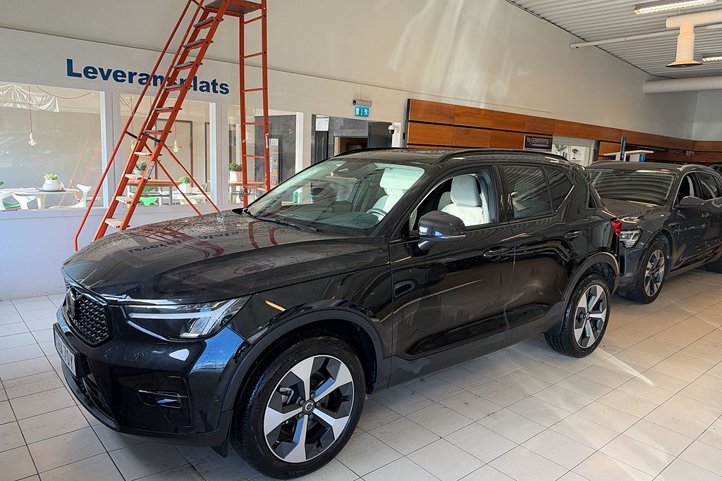 Volvo XC40 B3 DCT Ultra Dark 360 Pano Navi Moms Sov Hjul  2026 till salu hos Magnus Bil