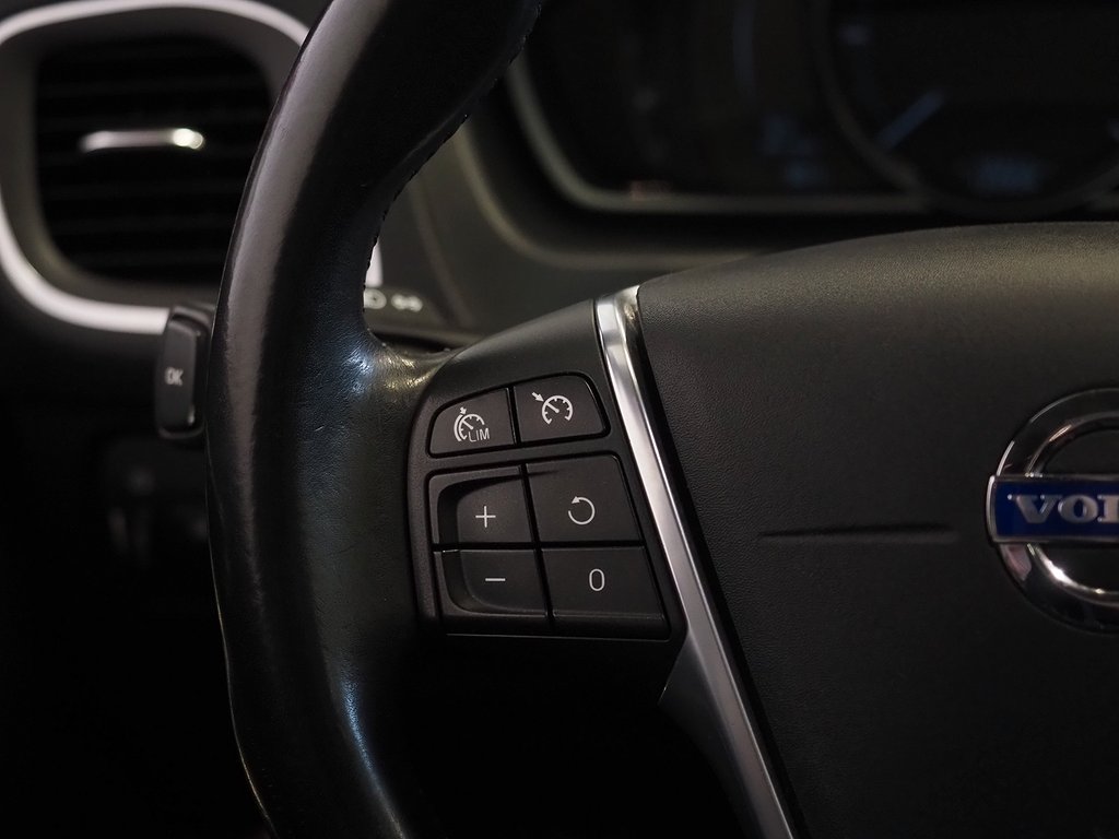 Volvo V40 D2 Summum Pano B-Kam Keyless Skinn Drag Nav D-Värm 2013
