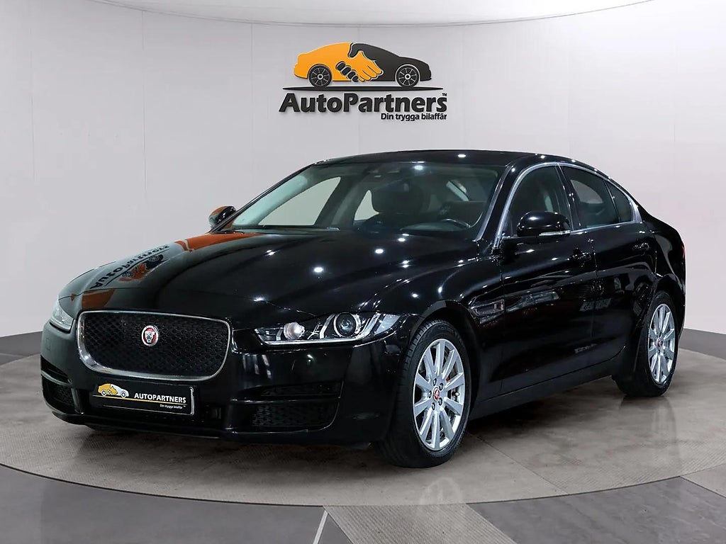 Jaguar XE 20d EU6 180hk D-värmare Rattvärme Keyless PDC fr 0%