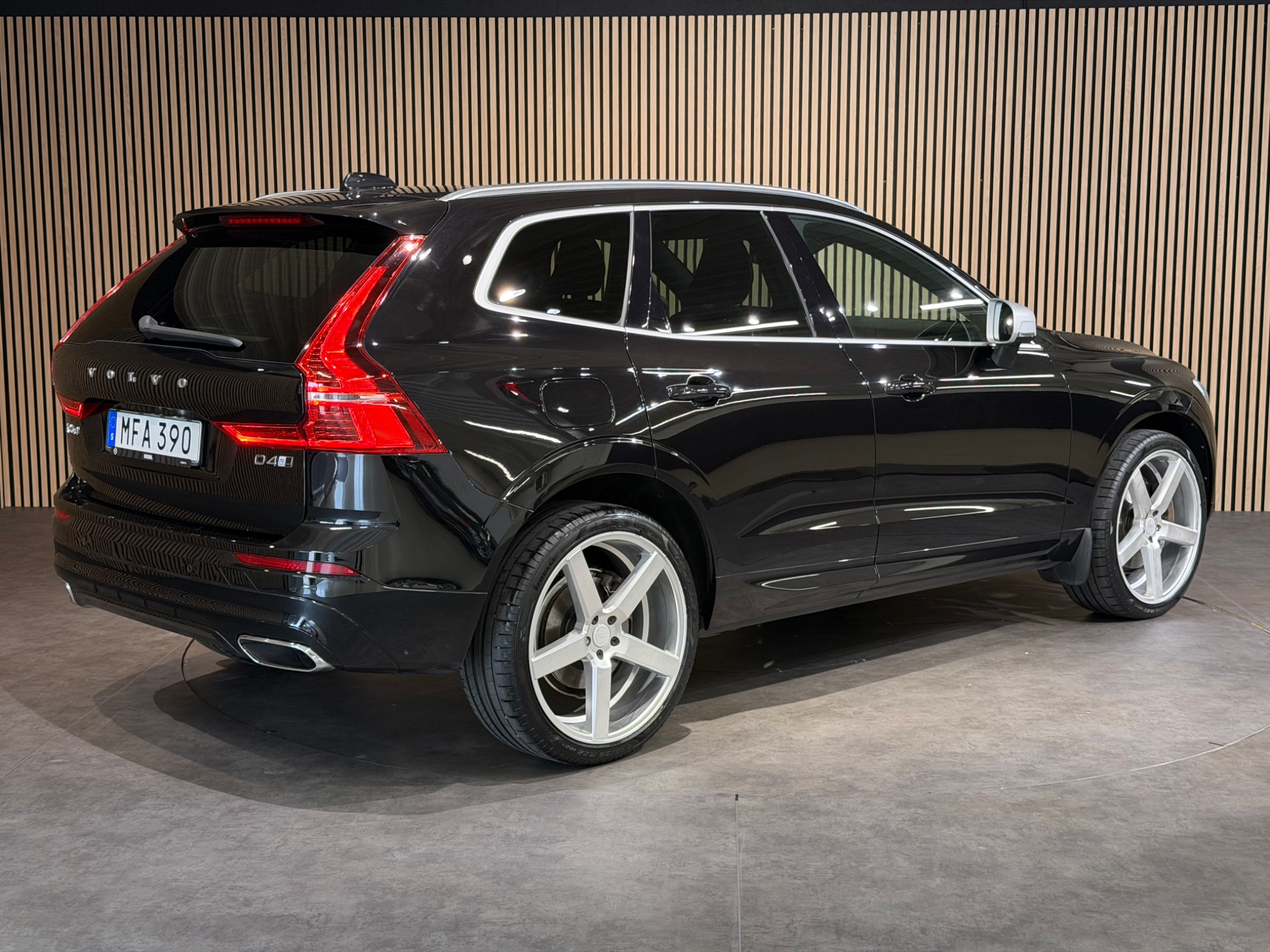 Volvo XC60 D4 AWD R-Design 2018, photo 4/56
