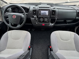 Husbil-halvintegrerad Adria Coral 670 SL AUTOMAT 3 av 19