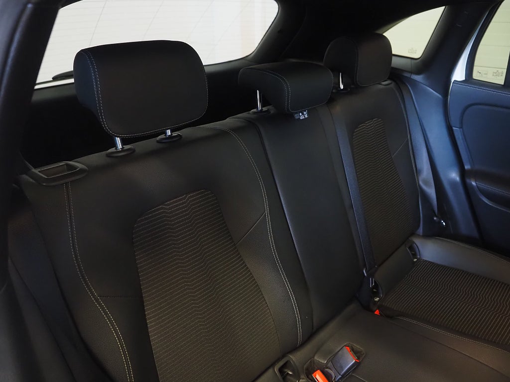 Mercedes-Benz GLA 200 d 8G-DCT Progressive Line Pano Drag Navi Kamera 2021