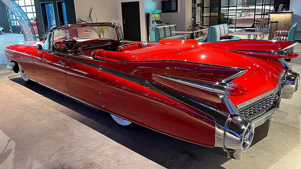 Bilen har renoverats och är i utställningsskick. 