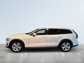Volvo V60 Cross Country B4 AWD Advanced Pro Edition Lågmil/MOMS/Ledramp/SoV – bild 4