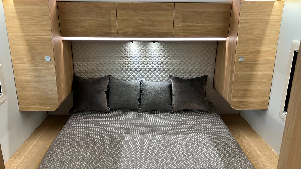 Adria Coral 670 DC Plus / Queenbedd / Automat / Markis /  - Adria