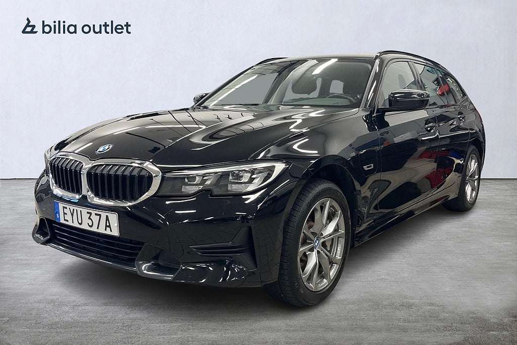 BMW 330e Touring Sport line 292hk Navi Cockpit Hotellpaket