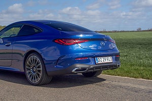 blå mercedes bakifrån