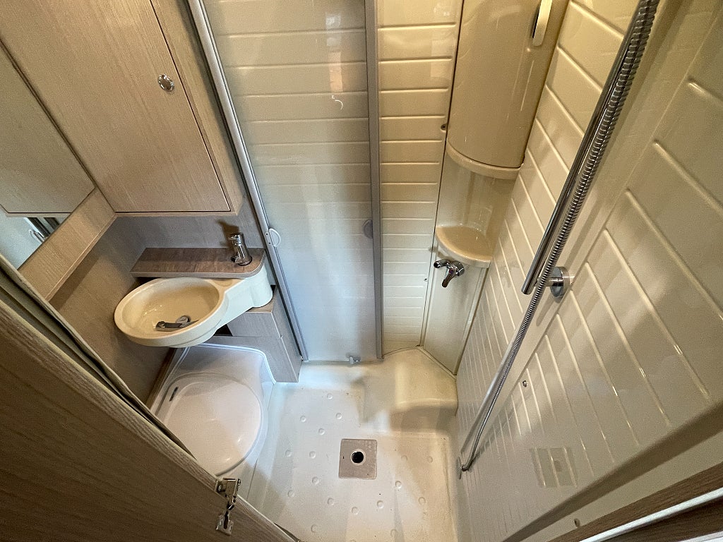 Bürstner Ixeo 585 / Taksäng / Under 6m / B-kort / Solcell / AC-Bodel /  - Bürstner