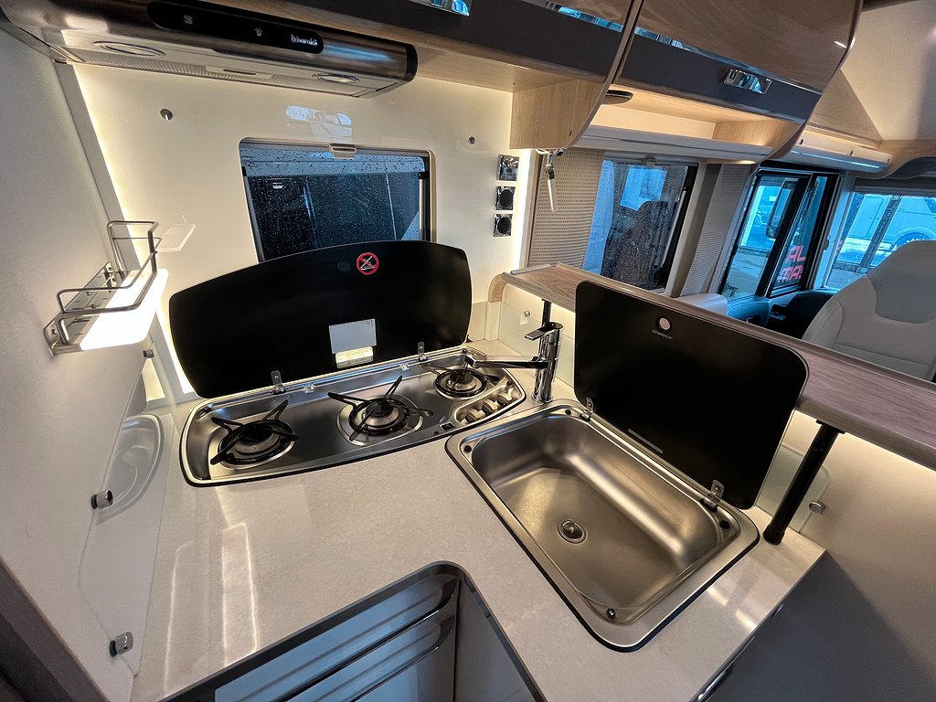 Rapido 850 F / B-körkort / Taksäng / Solcell / 5 bältad - Rapido