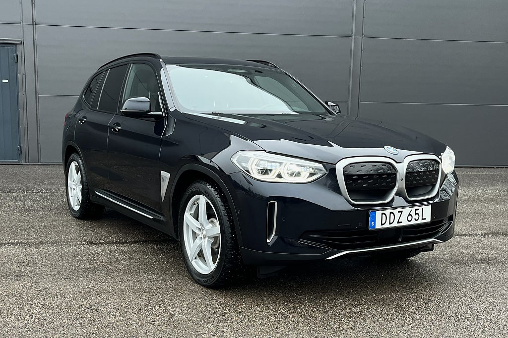 BMW iX3 Charged plus Pano HK Drag Adaptiv fh Skinn V-hjul