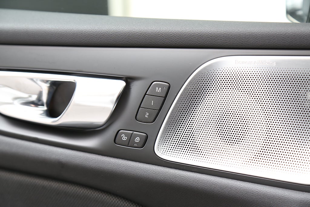 Volvo V60 Recharge T8 392hk R-Design Pro Edition III AWD B&W Pano