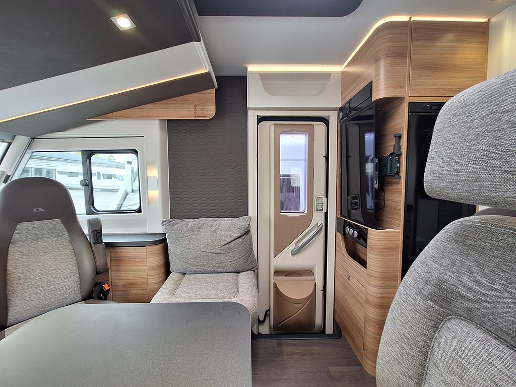 Adria Sonic I 700 Axess SC Queenbädd, Solcell