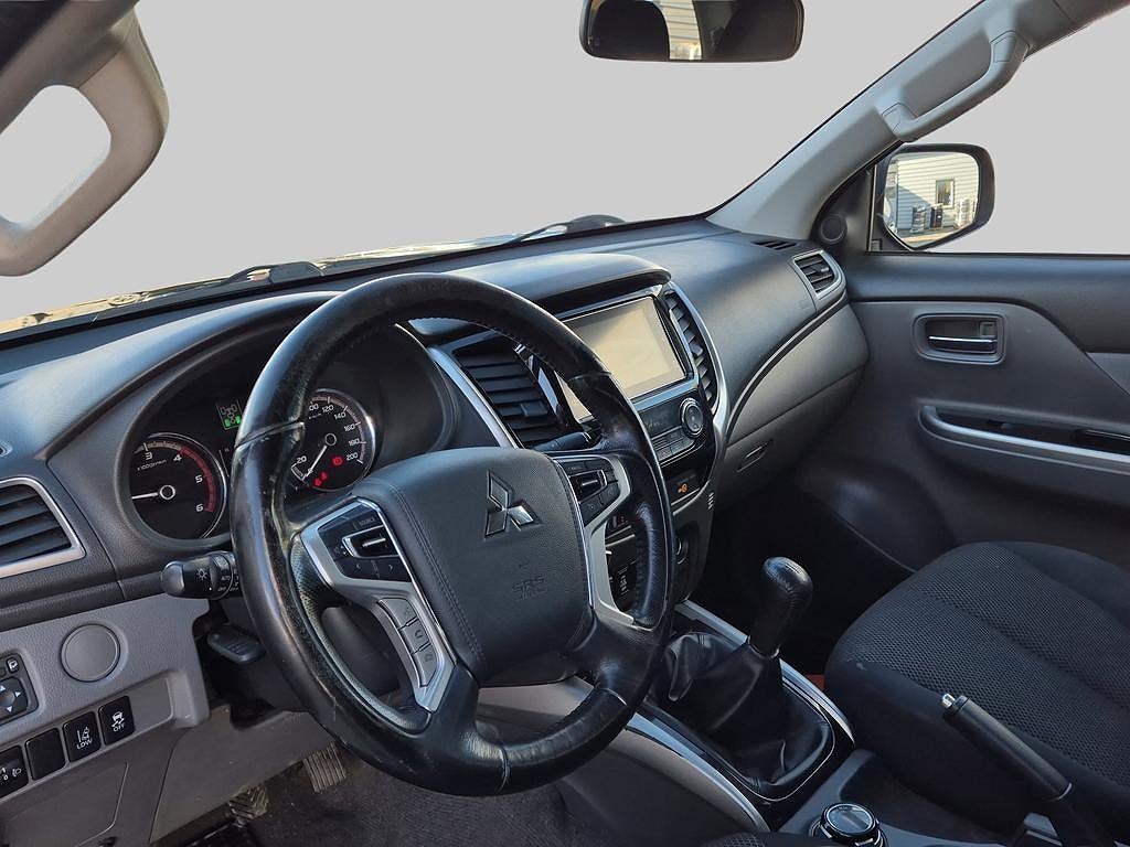 Mitsubishi L200 Double Cab Komfort Manuell 4WD Parkv Vhjul