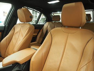 Sedan BMW 330 16 av 26