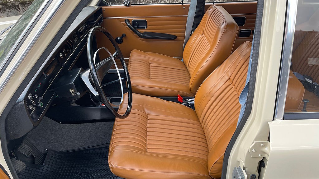 Volvo 145 Sport T28 B18B har renoverats till toppskick. Foto: Bilweb Auctions