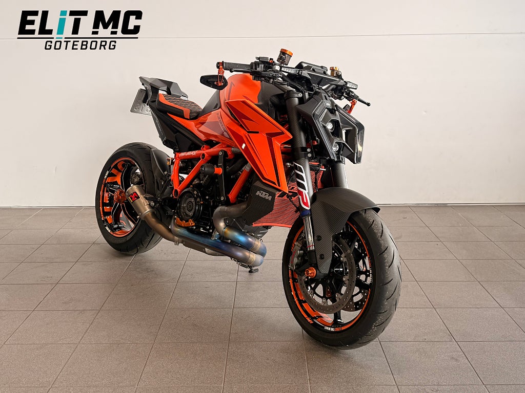 KTM 1390 Superduke R Evo | Techpack & Kolfiber | Akrapovic Helsystem