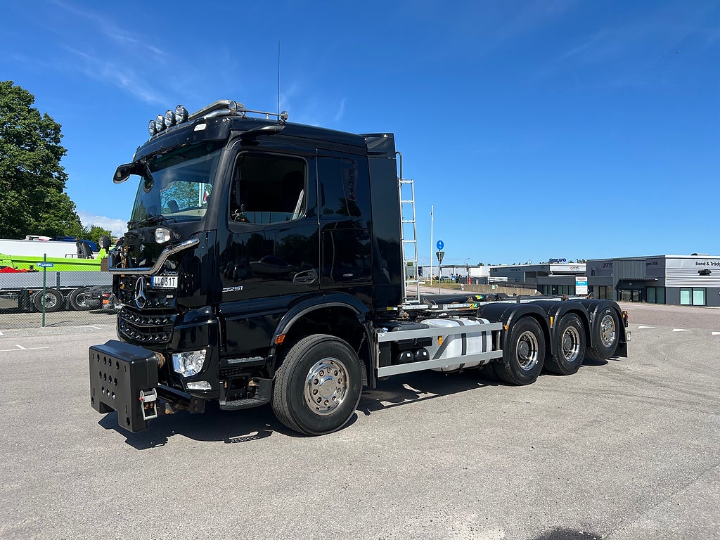 Mercedes-Benz Arocs 3251 Tridem Lastväxlare, Fullt Plogutrustad