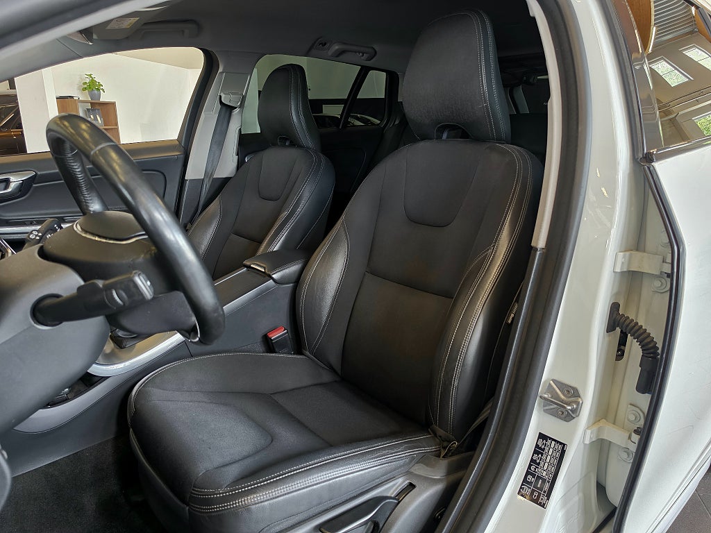 Volvo V60 Cross Country D3 / Momentum /Drag/Värmare/Rattvärme/Kamrem b