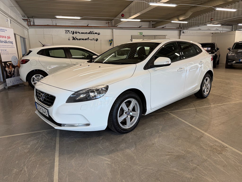Volvo V40 D2 Kinetic Nyservad Nybesiktigad Lågskatt 
