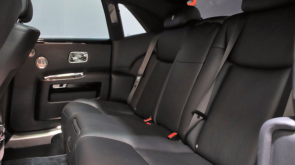 Rolls-Royce Ghost har en 6,6-liters V12-motor som genererar 570 hästkrafter. 