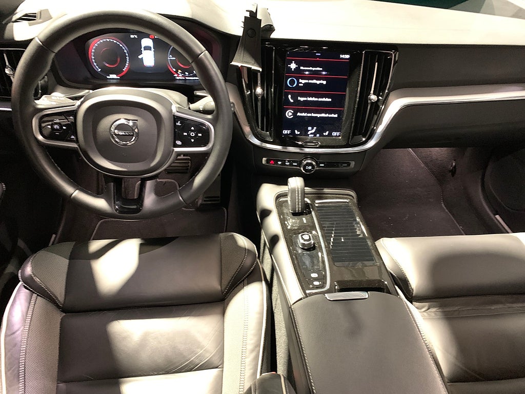 Volvo V60 Recharge T6 AWD 340hk R-Design |Navi|Kamera|Voc| 2022