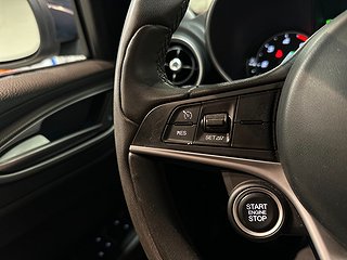 Alfa Romeo Giulia 2.2 16V Super Kamera Mvärm Skinn GPS SoV