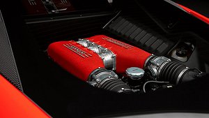 Ferrari 458 har en 4,5-liters V8-motor på 570 hästkrafter. 