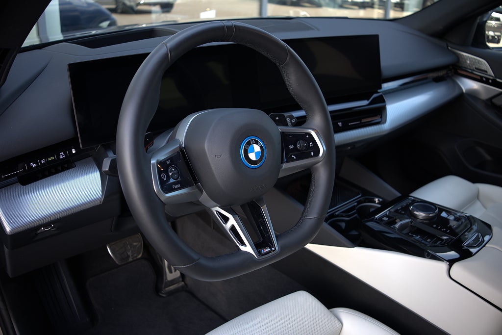 BMW 530e xDrive Touring M Sport Bowers & Wilkins