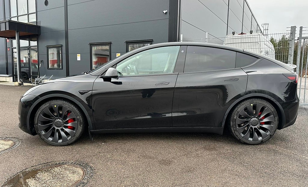Tesla Model Y Performance /Drag/ 4.230 mil / Moms/1 ägare/
