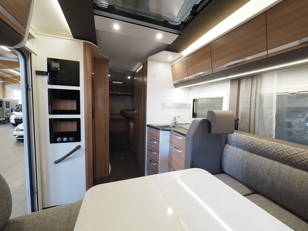 Adria Coral 670 DL Axess Långbädd | Face to face | Solcell | 2021