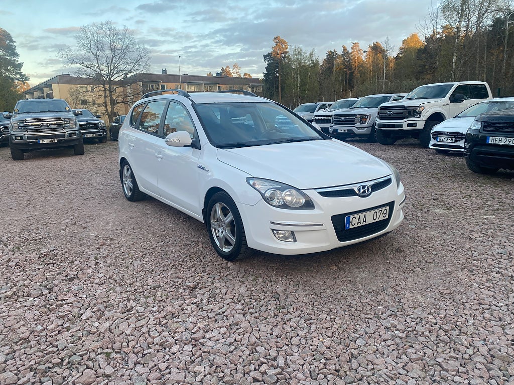 Hyundai i30 cw 1.6 CRDi ny servad 