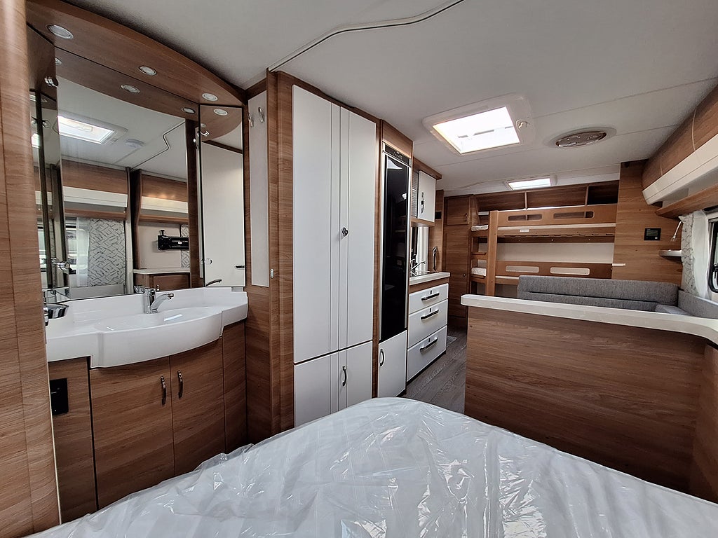 Hobby De Luxe 560 KMFe Barnkammare: 3 bäddar, Kampanjprodukt!