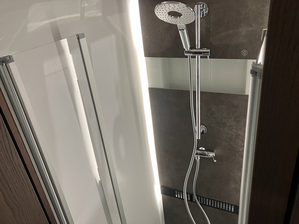 Adria Coral 670 DL Supreme / Långbäddar / Automat / 180hk / - Adria