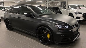 Bilen har ett sportavgassystem från Milltek. 