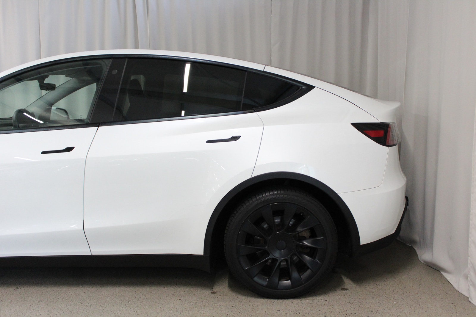 Tesla Model Y Standard Range RWD, Drag, 20'' Uberturbine, Nybilsgaran 2023 - miniatyr 8