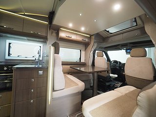 Husbil-halvintegrerad Adria Matrix 6 av 20