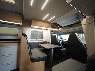 Husbil-halvintegrerad Adria Matrix 670 SL 7 av 23