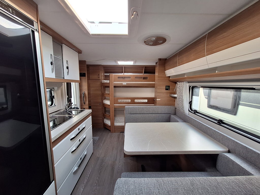 Hobby De Luxe 560 KMFe Barnkammare: 3 bäddar, Kampanjprodukt!