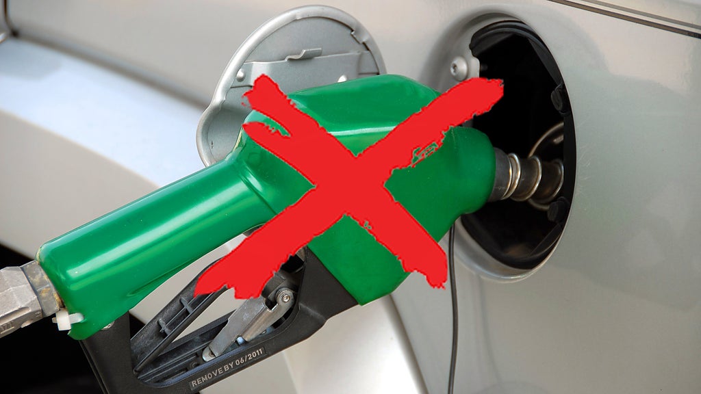 Bensinpump med ett kryss över