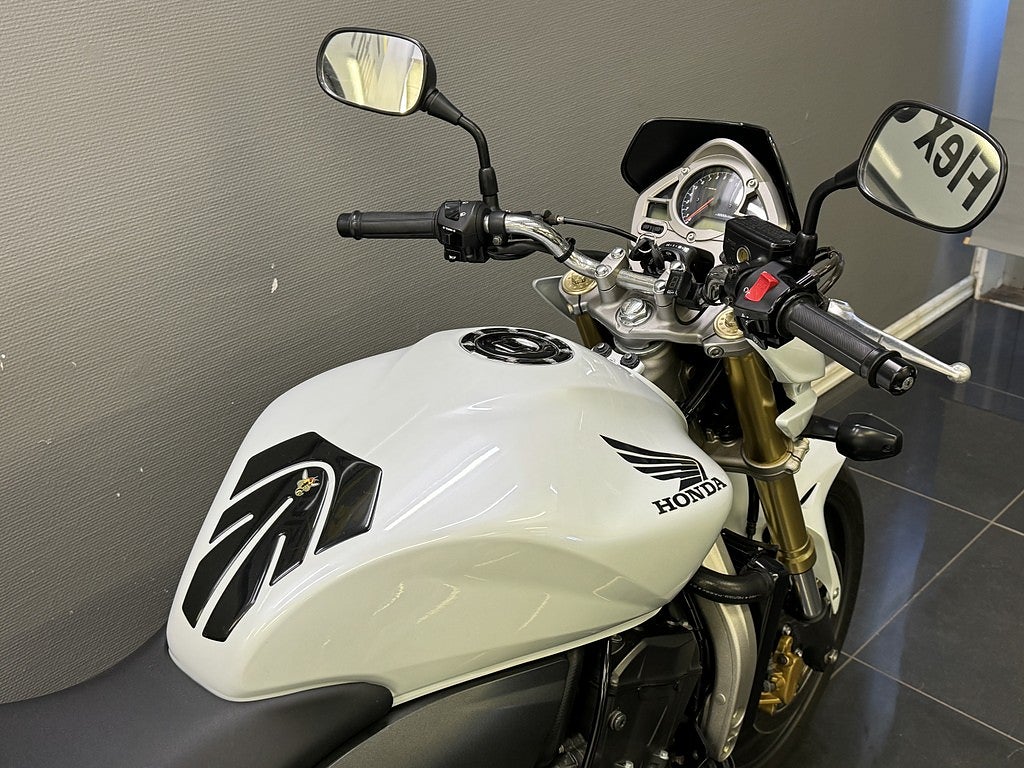 Honda Powersports CB600F Hornet | 2 Brukare | Växelvisare | Kraschpuckar |