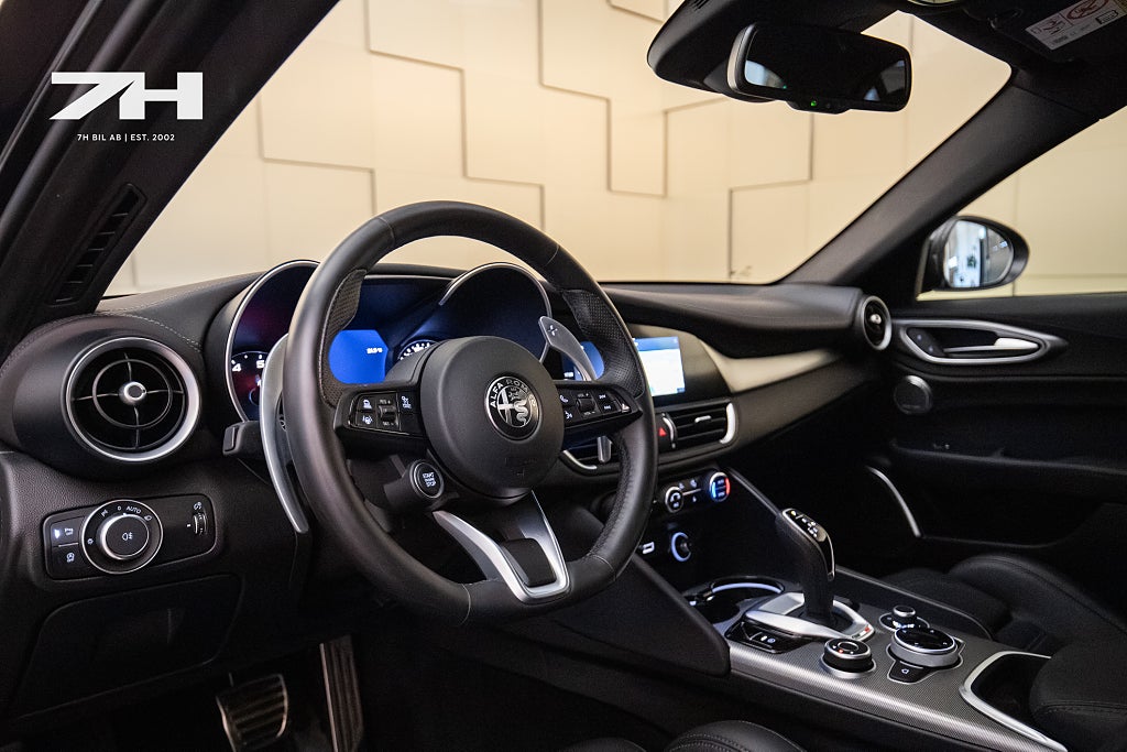 Alfa Romeo Giulia Veloce 2.0 280hk TURBO AWD / H&K / Kamera / Farthållare