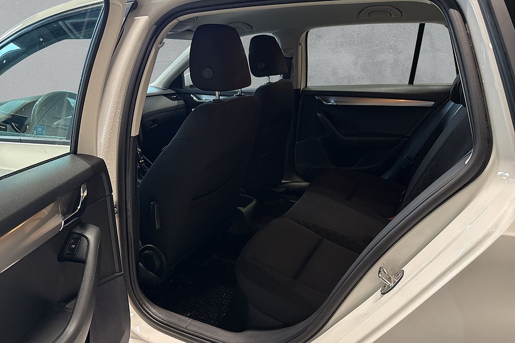 Skoda Octavia Kombi 1.6 TDI SCR 3-Ägare Automat Bluetooth
