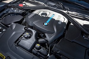 Det ser nästan ut som inne i vilken konventionell BMW 3-serie som helst. BMW 330e har en manuell handbroms istället för en elektrisk. Den snusdosstora vredet är även en pekplatta där man kan rita in destinationsortens bokstäver.
