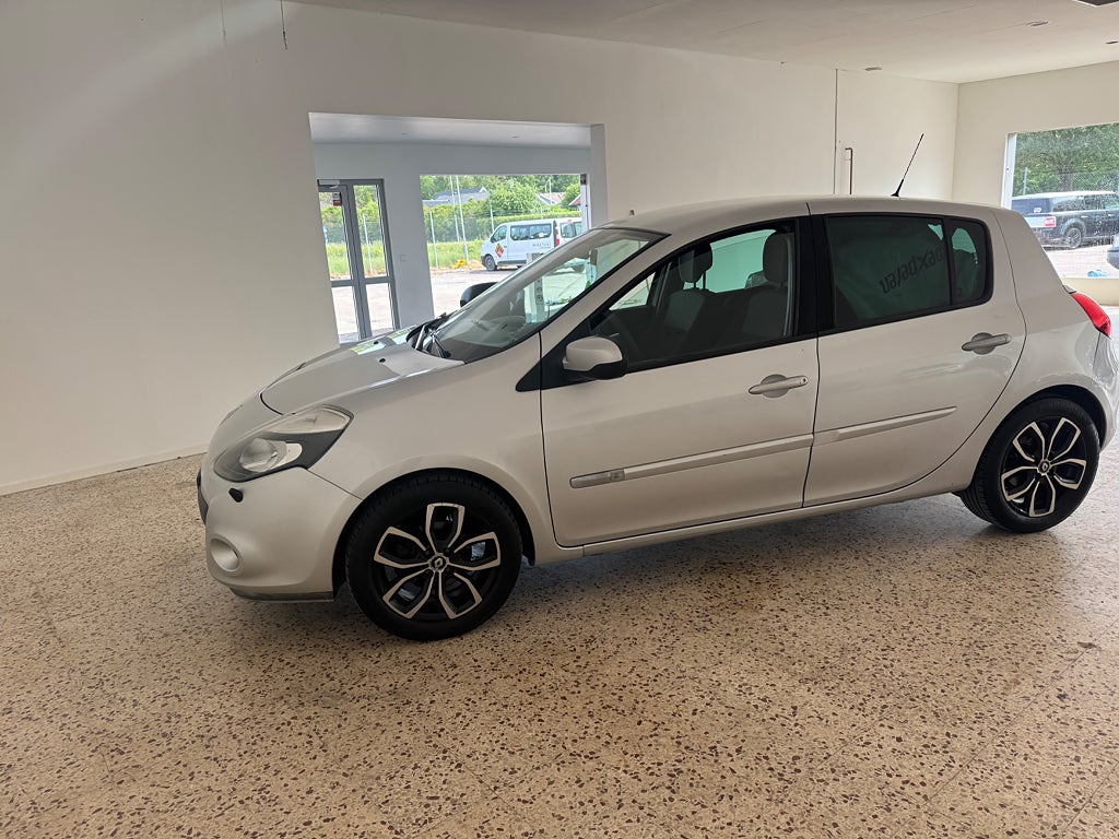 Renault Clio  1.2 lågmil välvårdad 