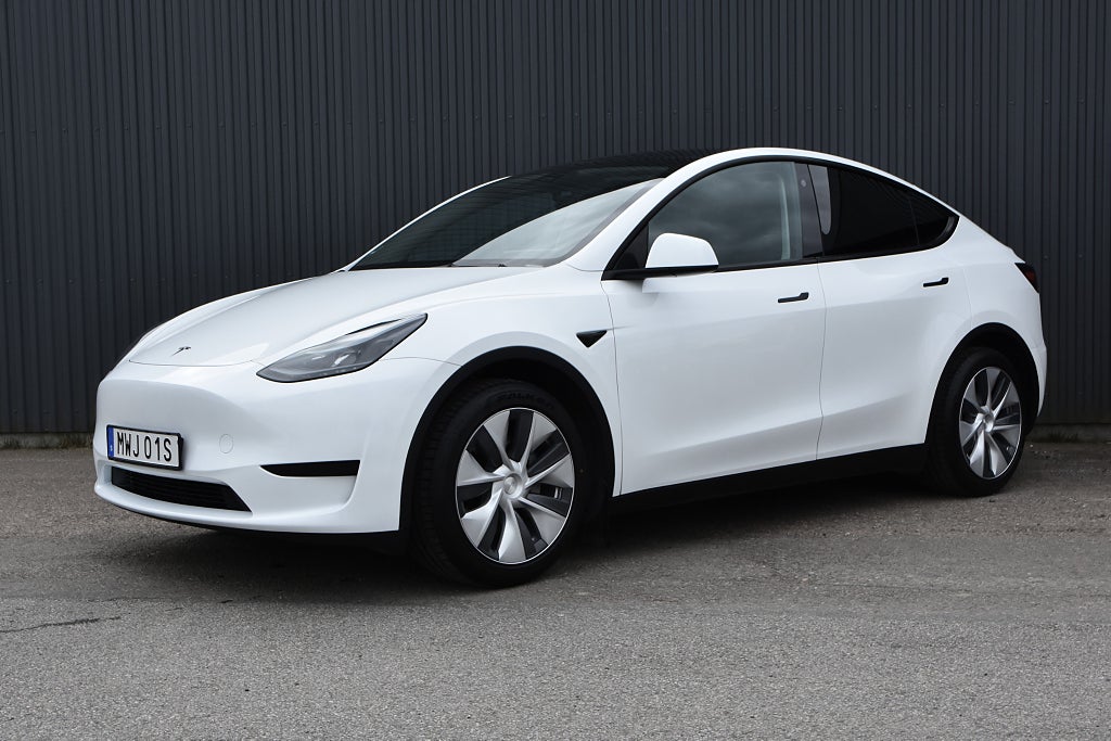 Tesla Model Y Standard Range RWD / Dragkrok Panorama Moms 