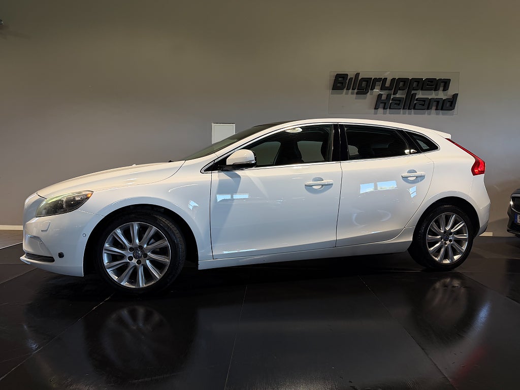 Volvo V40 D2 Momentum Panorama B-kam Pdc Värm Cockpit Nybesiktad